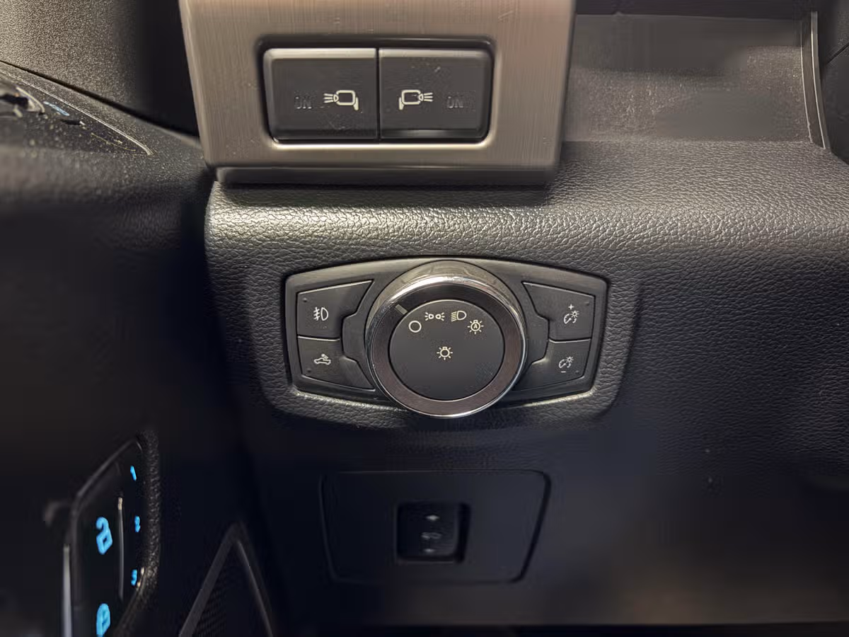 2016 Ford F-150 Limited SuperCrew Image 18
