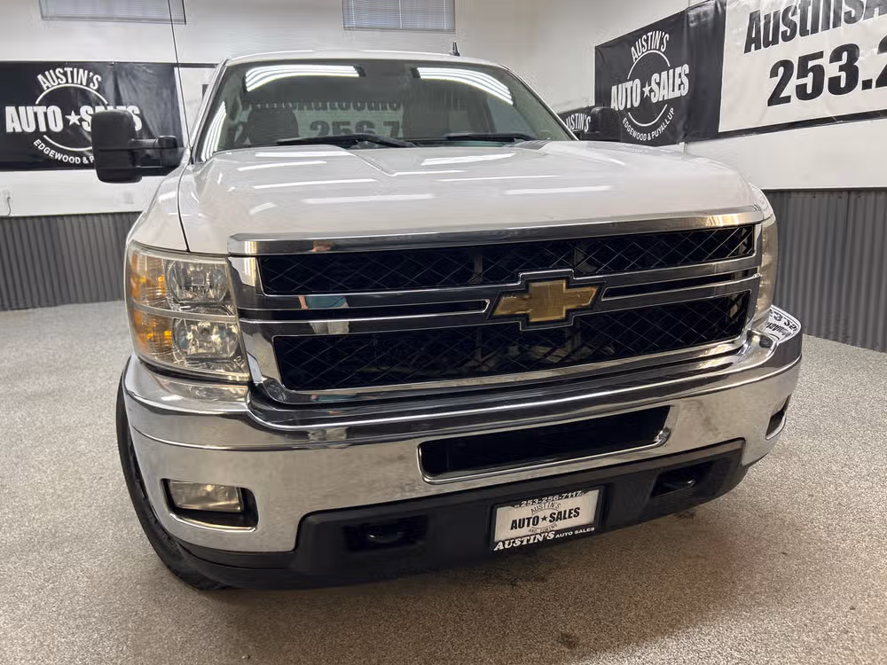 2011 Chevrolet Silverado 2500HD LTZ Crew Cab Image 2