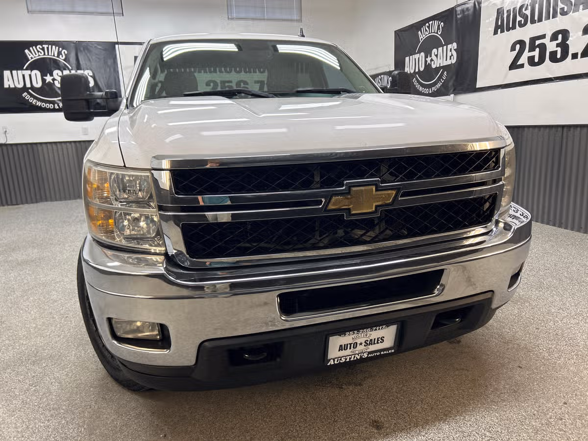 2011 Chevrolet Silverado 2500HD LTZ Crew Cab Image 2