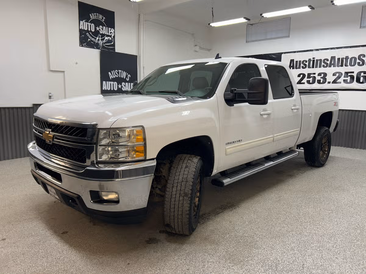 2011 Chevrolet Silverado 2500HD LTZ Crew Cab Image 3