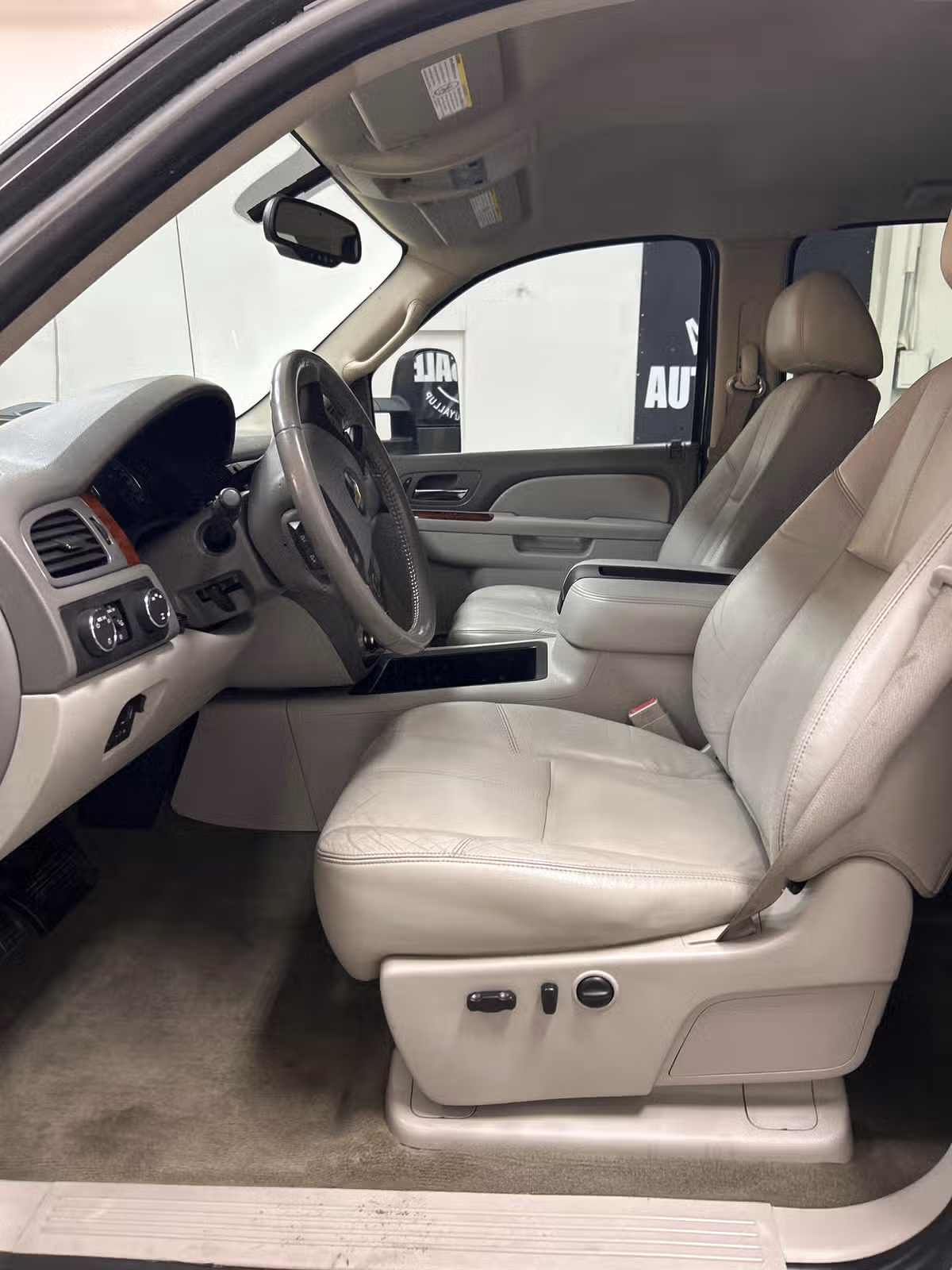 2011 Chevrolet Silverado 2500HD LTZ Crew Cab Image 9