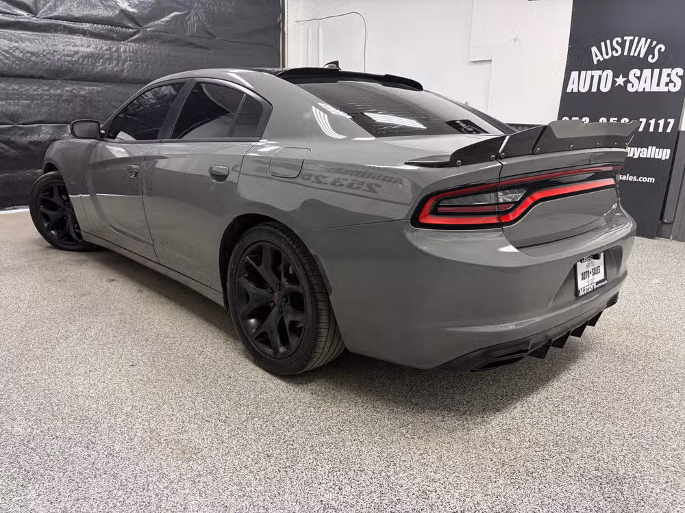 2017 Dodge Charger R/T Image 8
