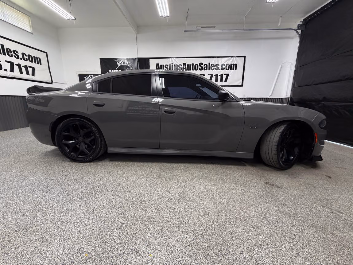 2017 Dodge Charger R/T Image 2