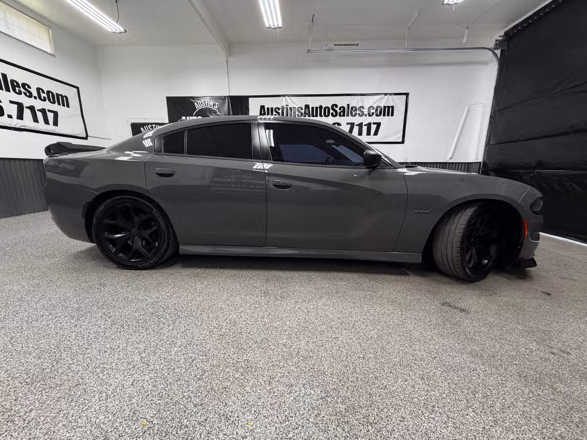 2017 Dodge Charger R/T Image 2