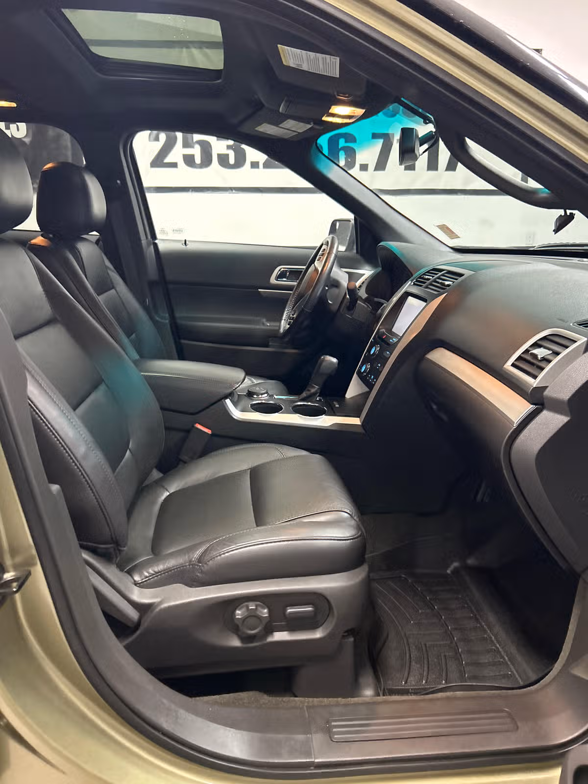 2013 Ford Explorer XLT Image 15