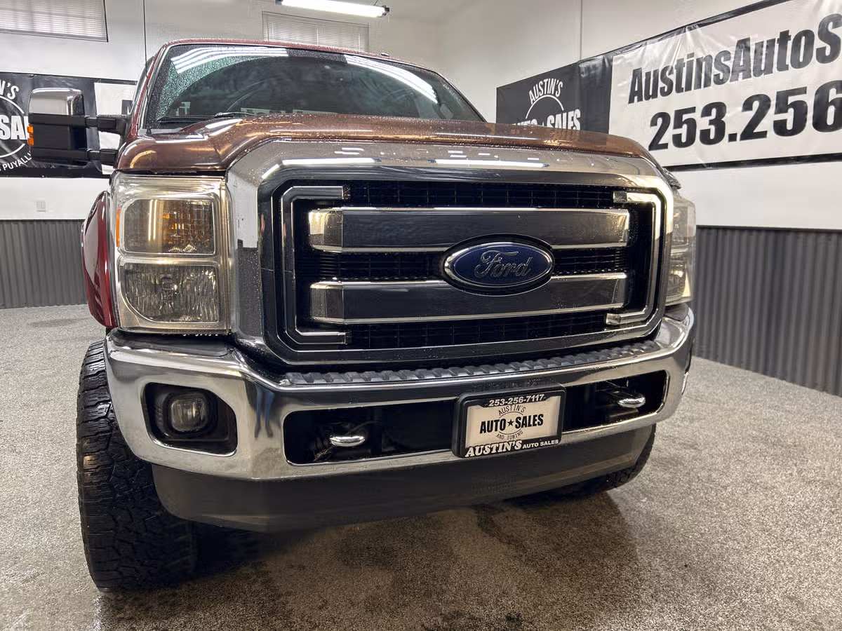 2013 Ford F-250 Super Duty Lariat Crew Cab Image 2