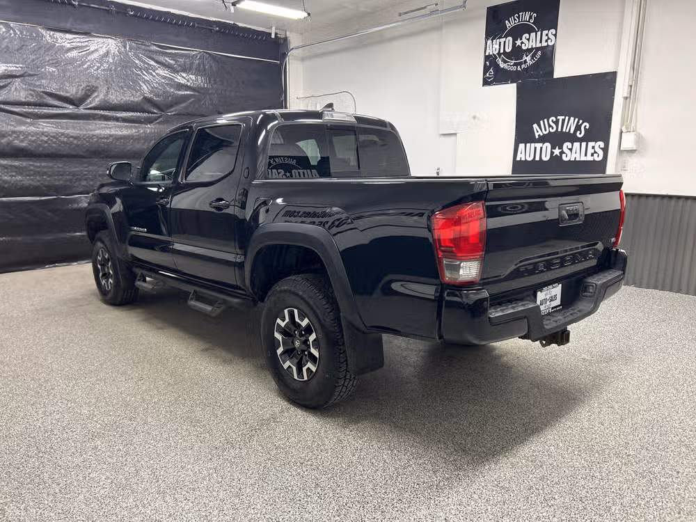 2017 Toyota Tacoma TRD Off-Road Double Cab Lower Image 2