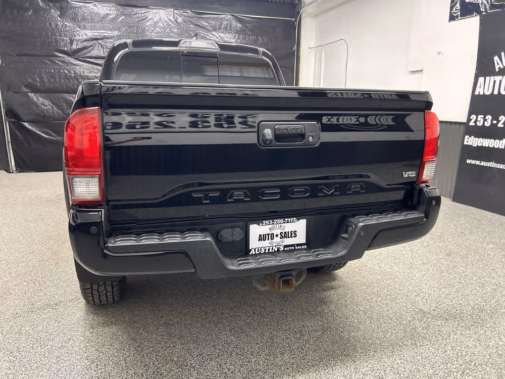 2017 Toyota Tacoma TRD Off-Road Double Cab Lower Image 3