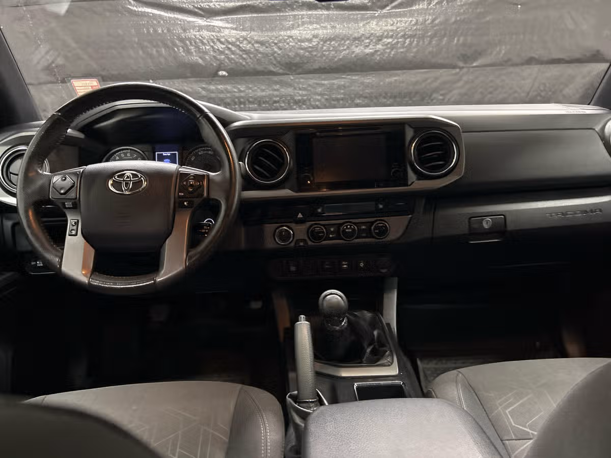 2017 Toyota Tacoma TRD Off-Road Double Cab Image 11