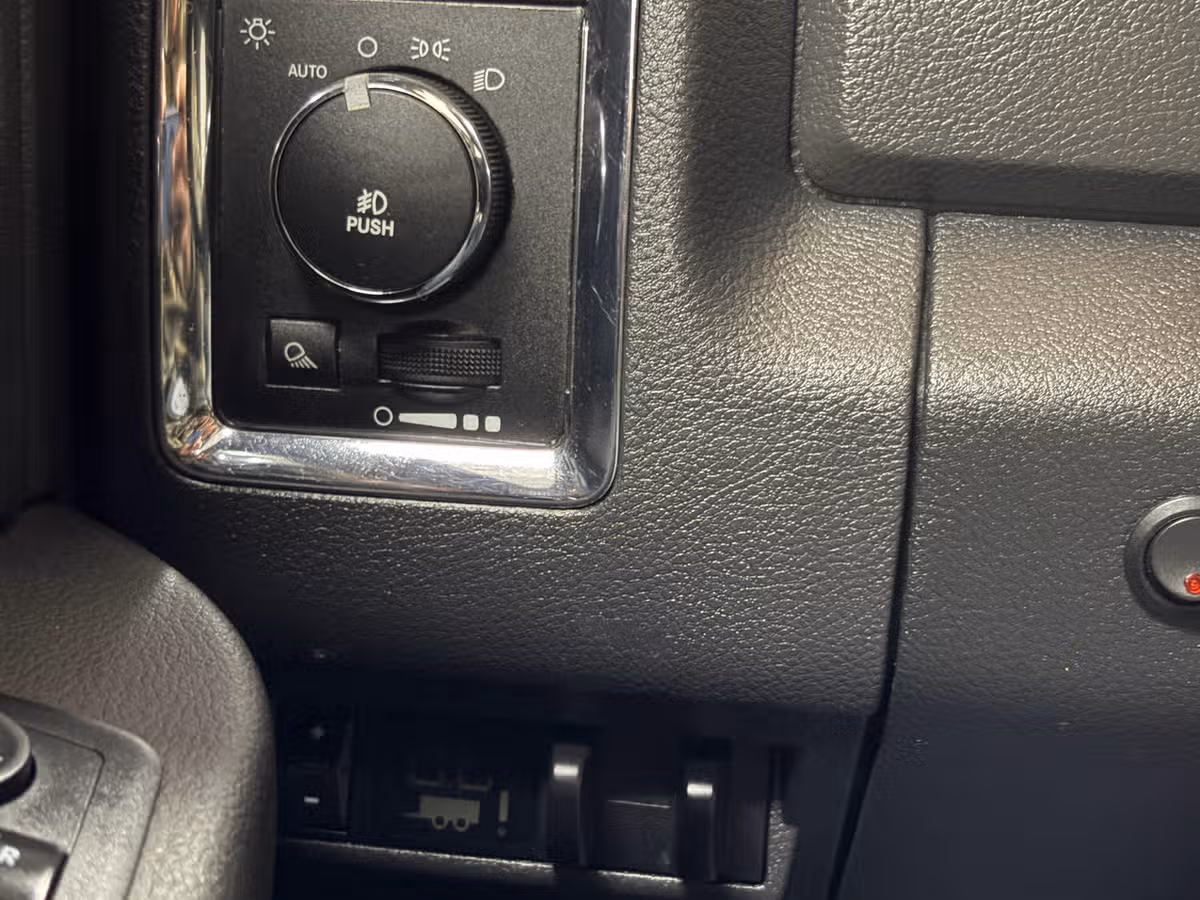2010 Dodge Ram 3500 Laramie Crew Cab Image 15