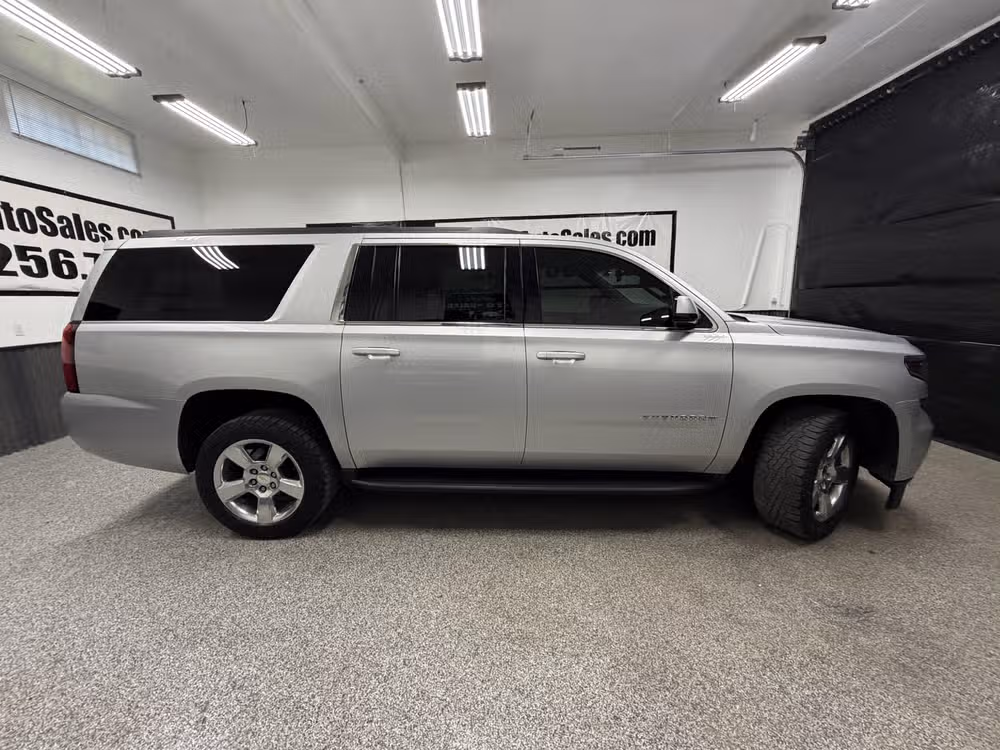 2018 Chevrolet Suburban LT Image 2