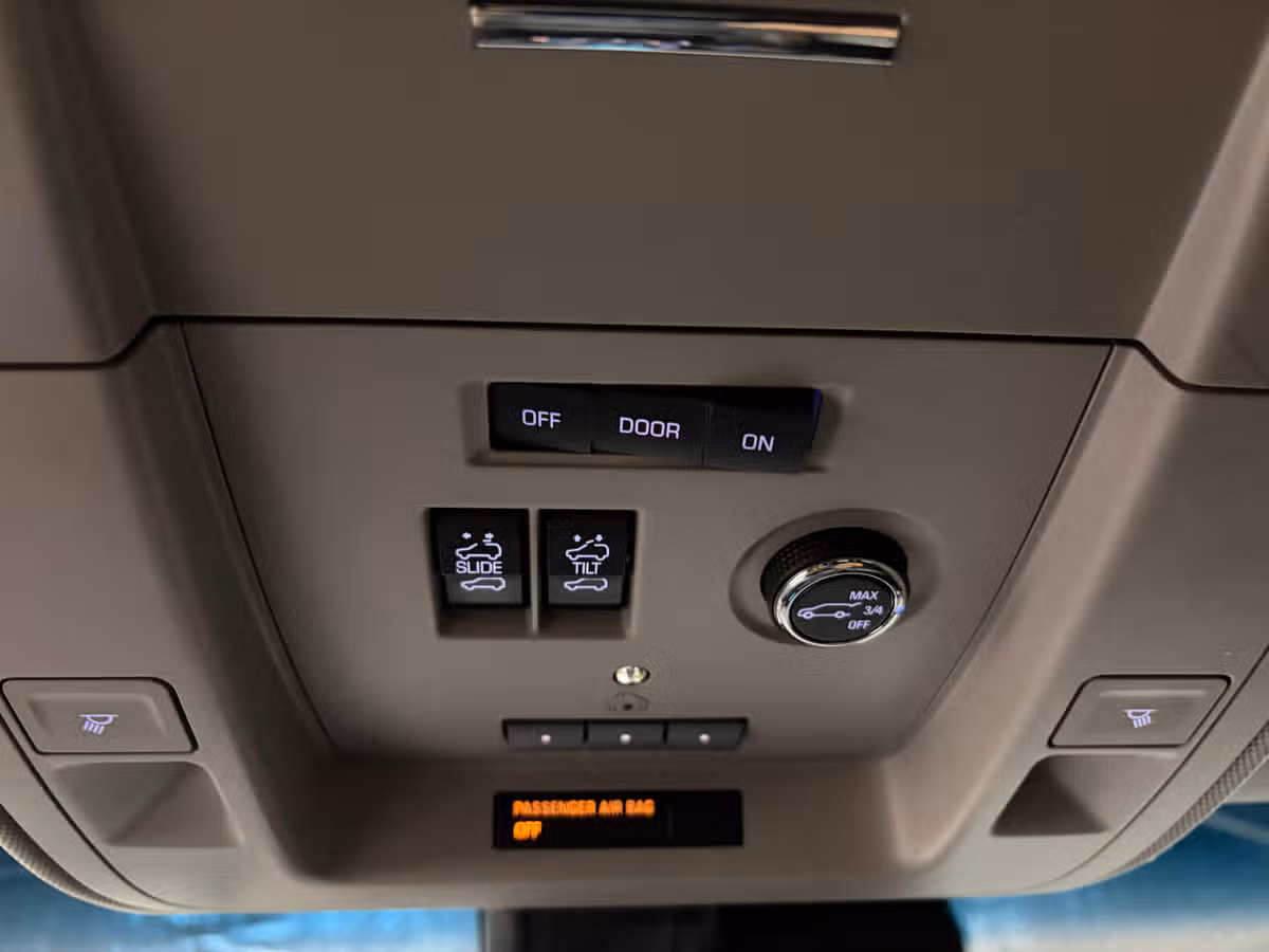 2018 Chevrolet Suburban LT Image 17