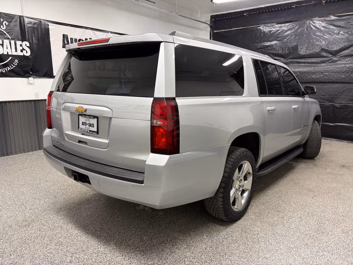 2018 Chevrolet Suburban LT Image 3