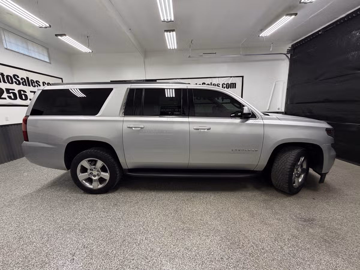 2018 Chevrolet Suburban LT Image 2