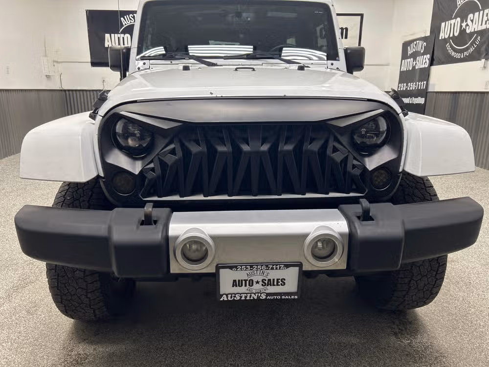 2014 Jeep Wrangler Unlimited Sahara Image 2