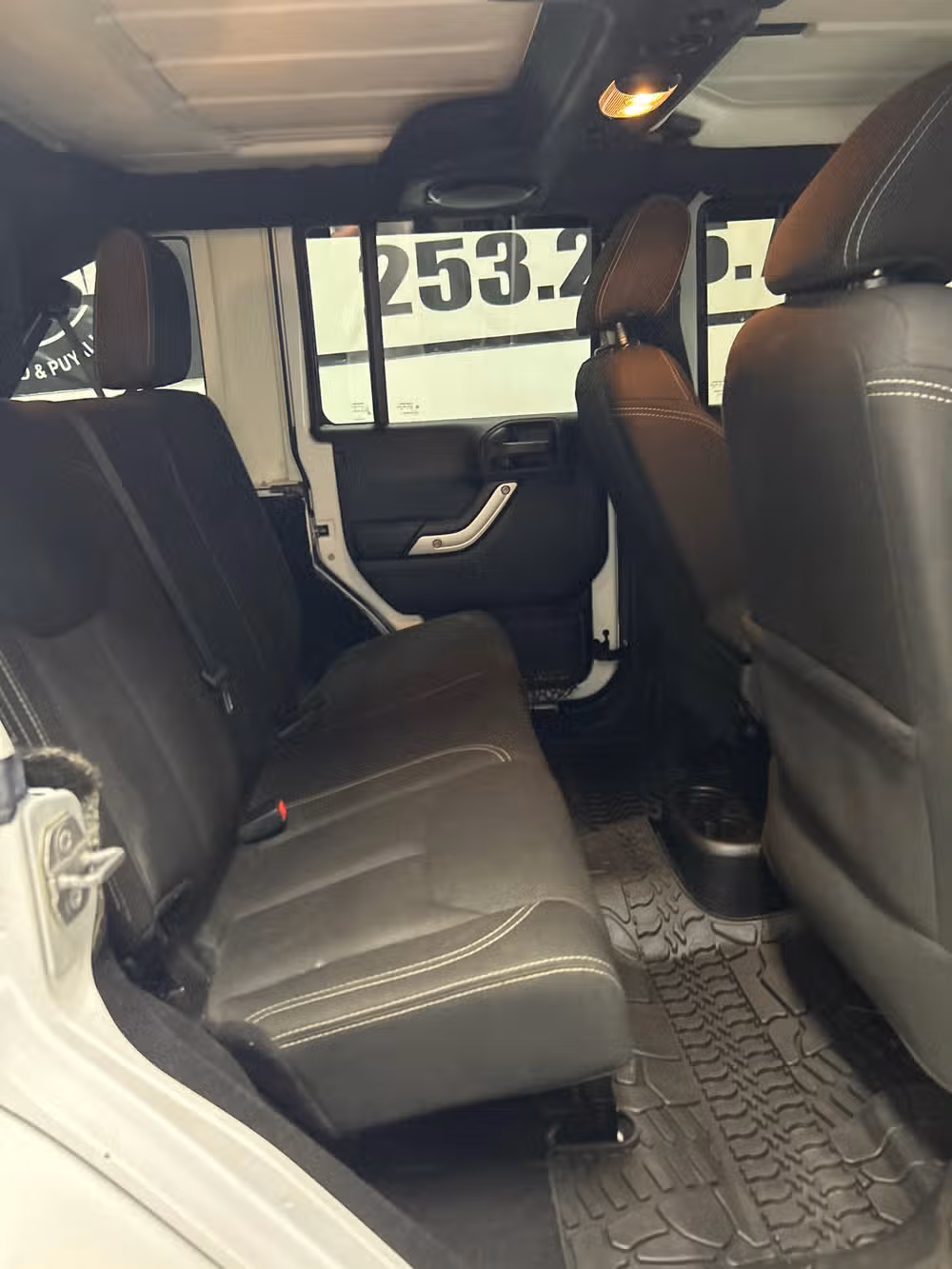 2014 Jeep Wrangler Unlimited Sahara Image 11