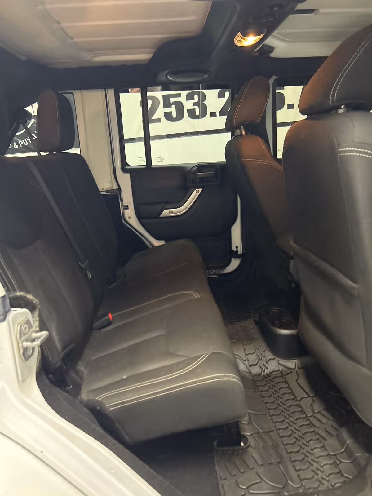 2014 Jeep Wrangler Unlimited Sahara Image 11