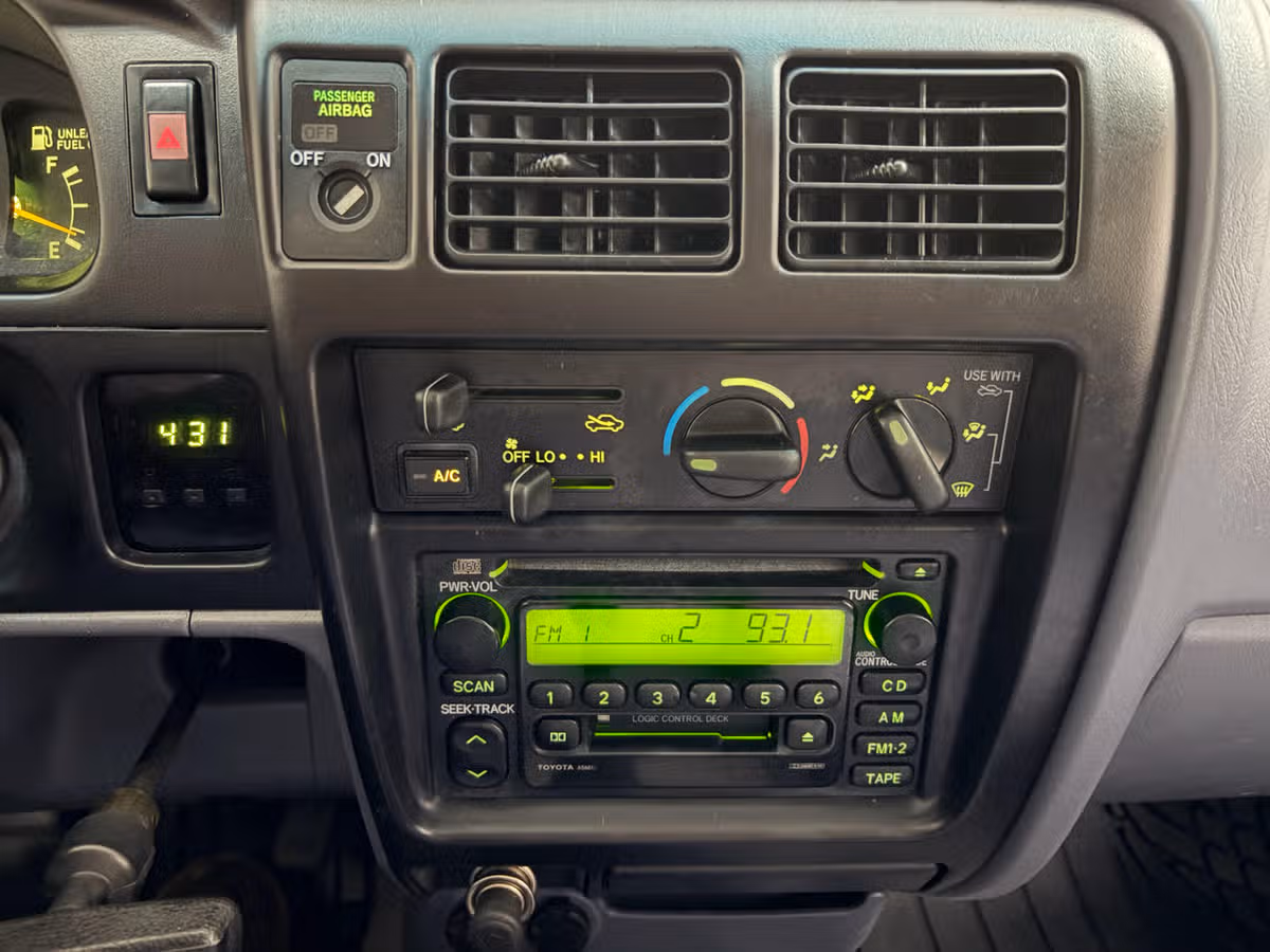 2000 Toyota Tacoma SR5 XtraCab Image 11