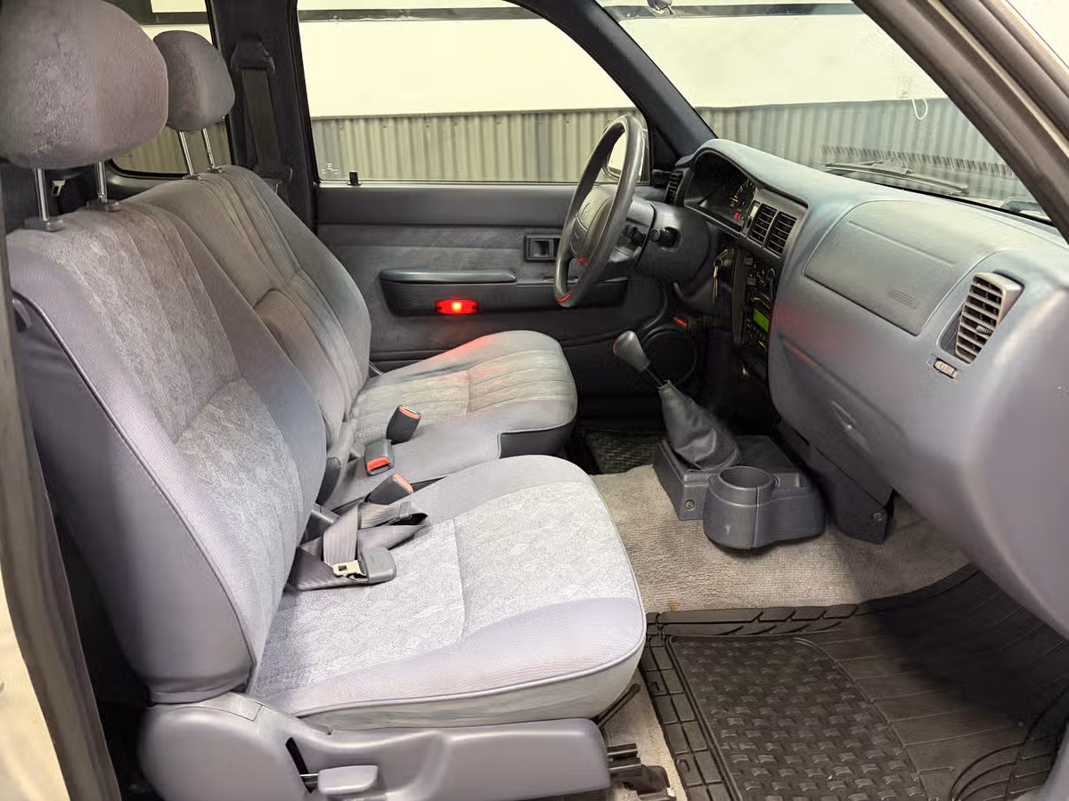 2000 Toyota Tacoma SR5 XtraCab Image 17