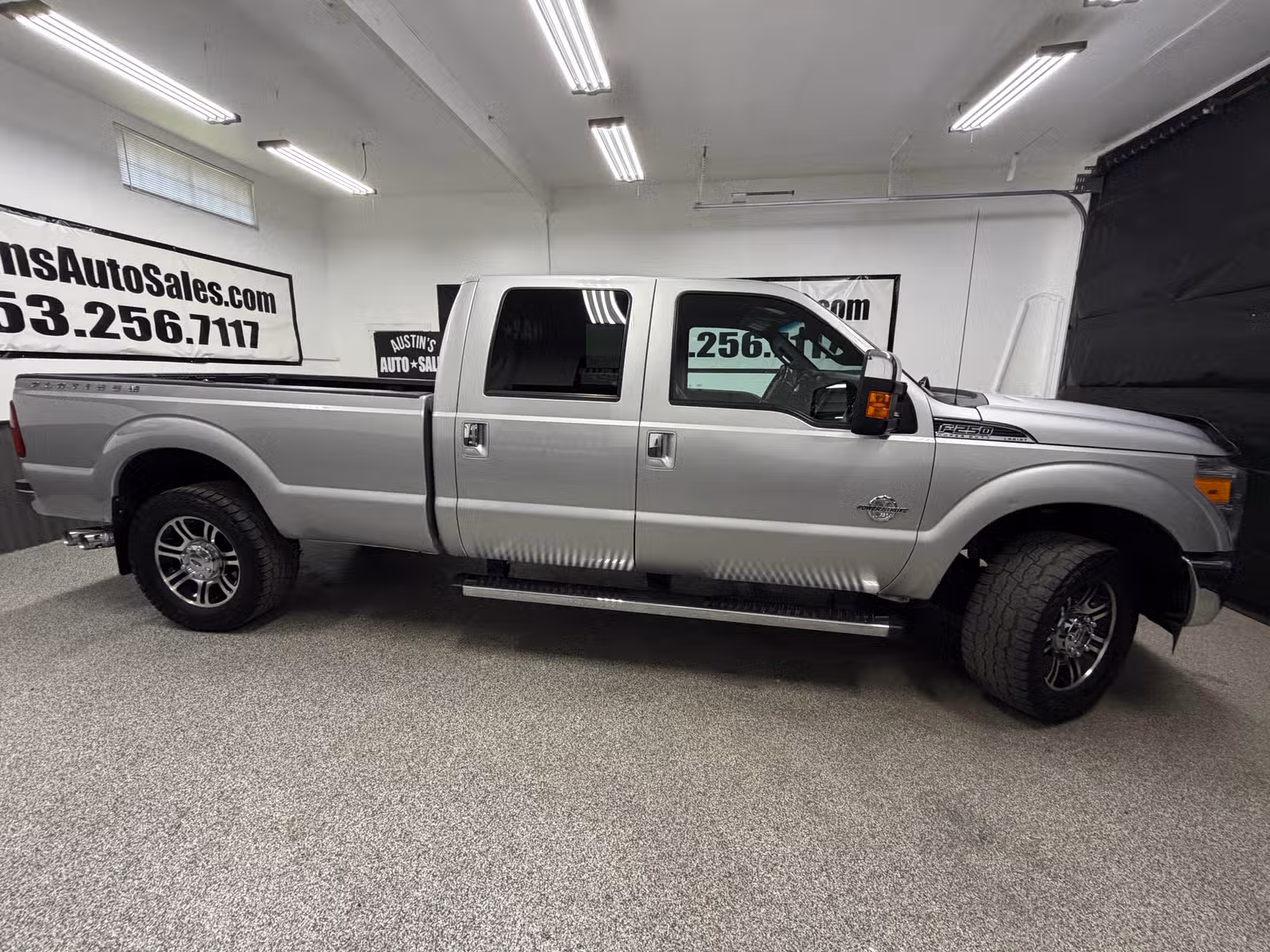 2016 Ford F-250 Super Duty Platinum Crew Cab Upper Image 2