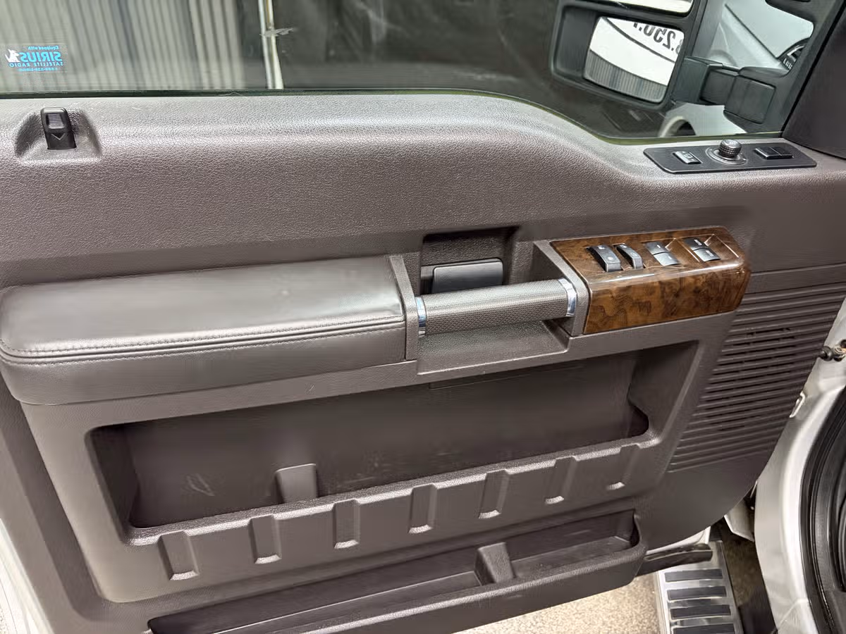 2016 Ford F-250 Super Duty Platinum Crew Cab Image 18