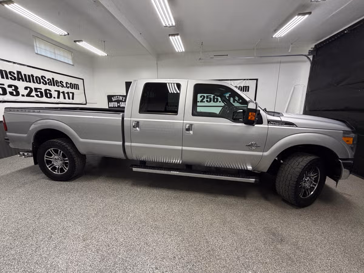 2016 Ford F-250 Super Duty Platinum Crew Cab Image 2