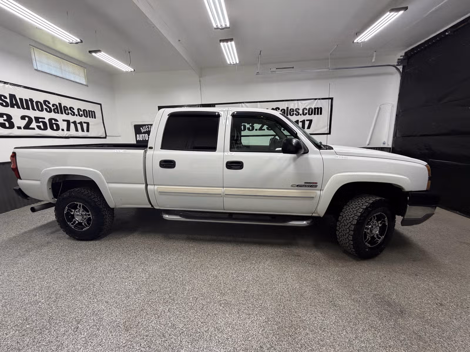 2004 Chevrolet Silverado 2500HD LT Crew Cab Upper Image 2