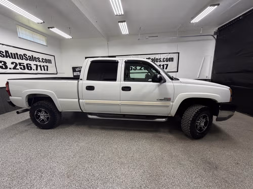 2004 Chevrolet Silverado 2500HD LT Crew Cab Image 2