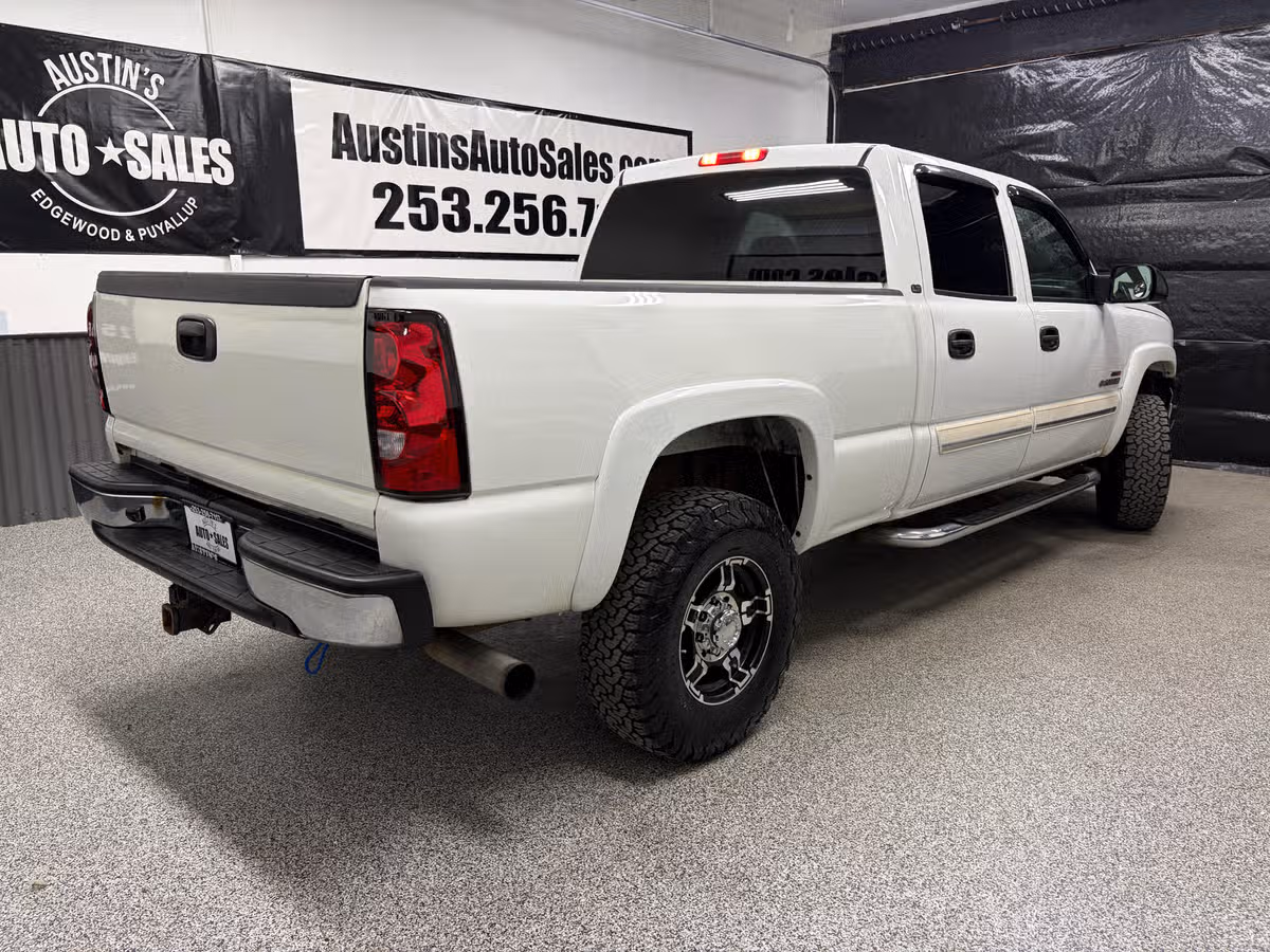 2004 Chevrolet Silverado 2500HD LT Crew Cab Image 3