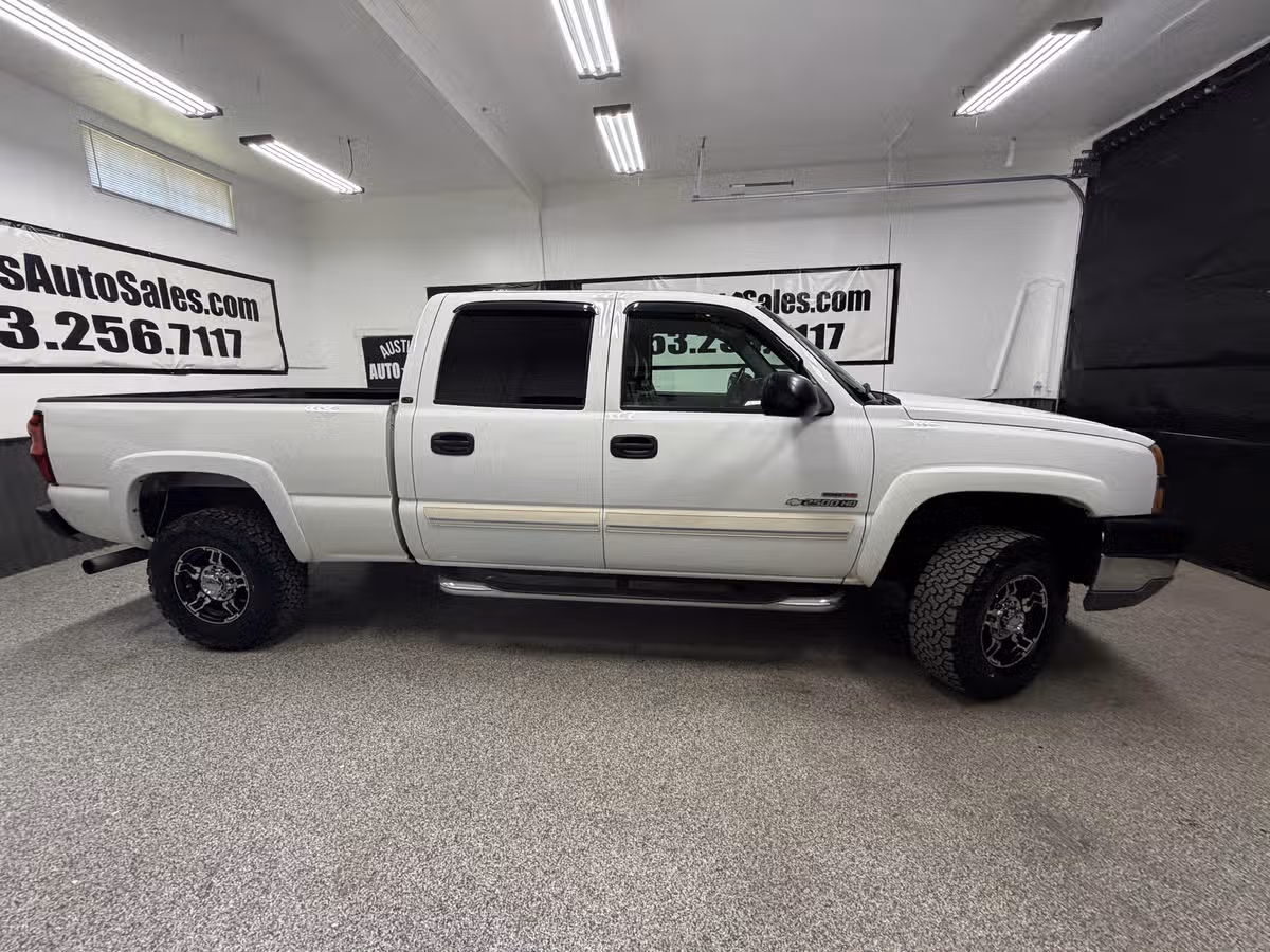 2004 Chevrolet Silverado 2500HD LT Crew Cab Image 2