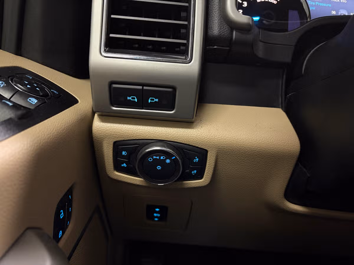 2017 Ford F-150 Lariat SuperCrew Image 18