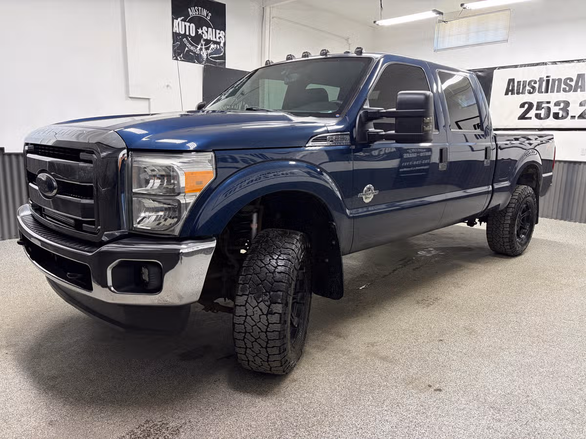 2013 Ford F-250 Super Duty Lariat Crew Cab Image 6