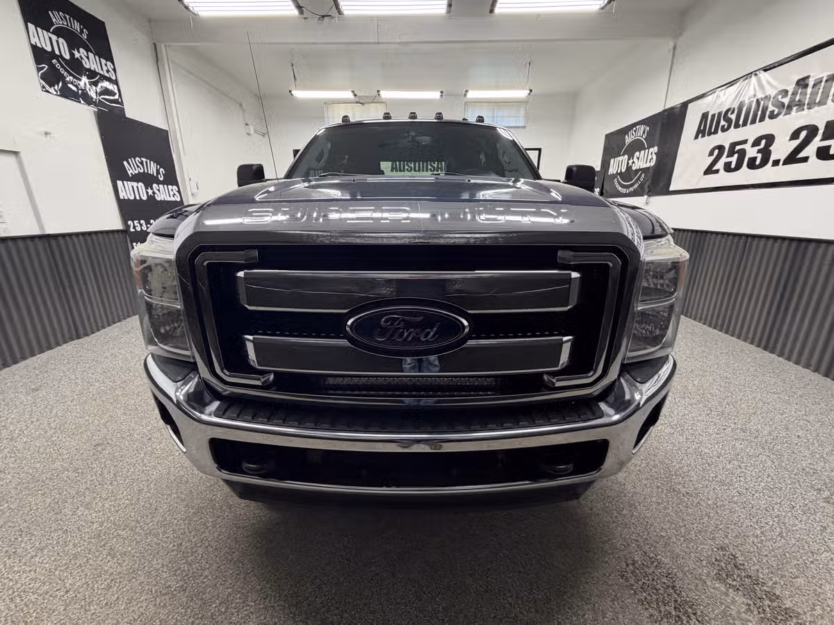 2013 Ford F-250 Super Duty Lariat Crew Cab Image 5