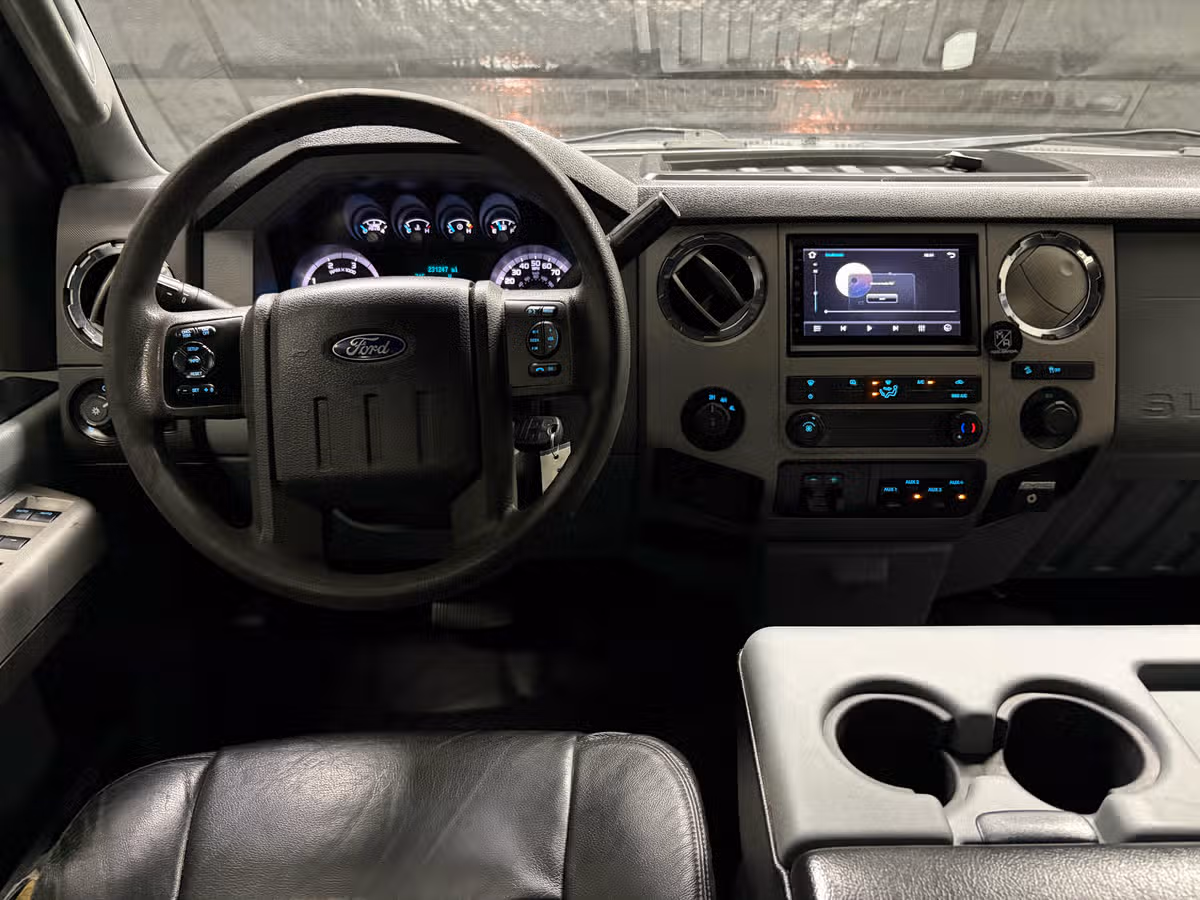 2013 Ford F-250 Super Duty Lariat Crew Cab Image 10