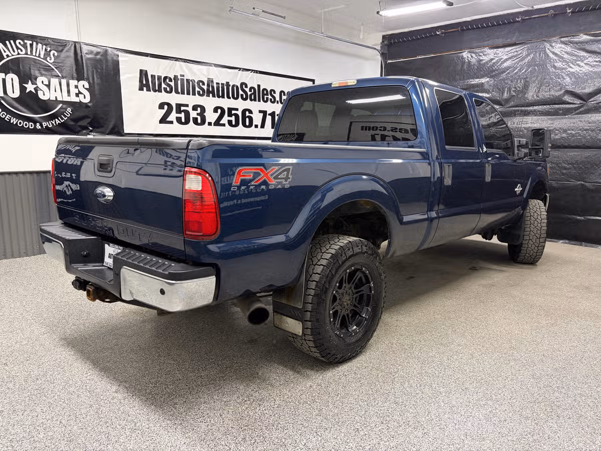 2013 Ford F-250 Super Duty Lariat Crew Cab Image 3