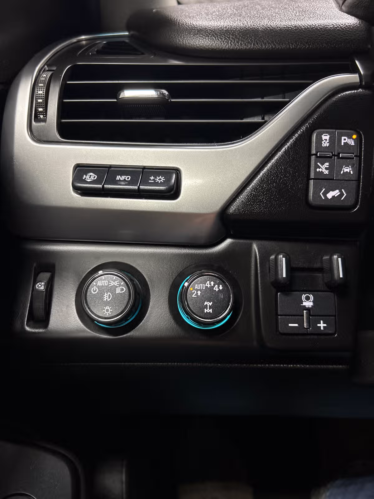 2017 Chevrolet Suburban Premier Image 16