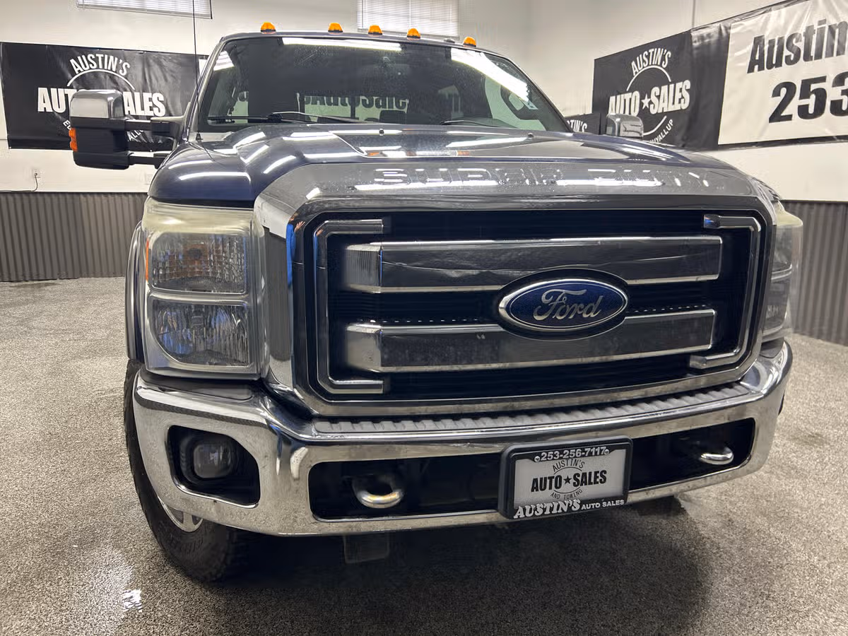 2011 Ford F-350 Super Duty Lariat Crew Cab Image 2