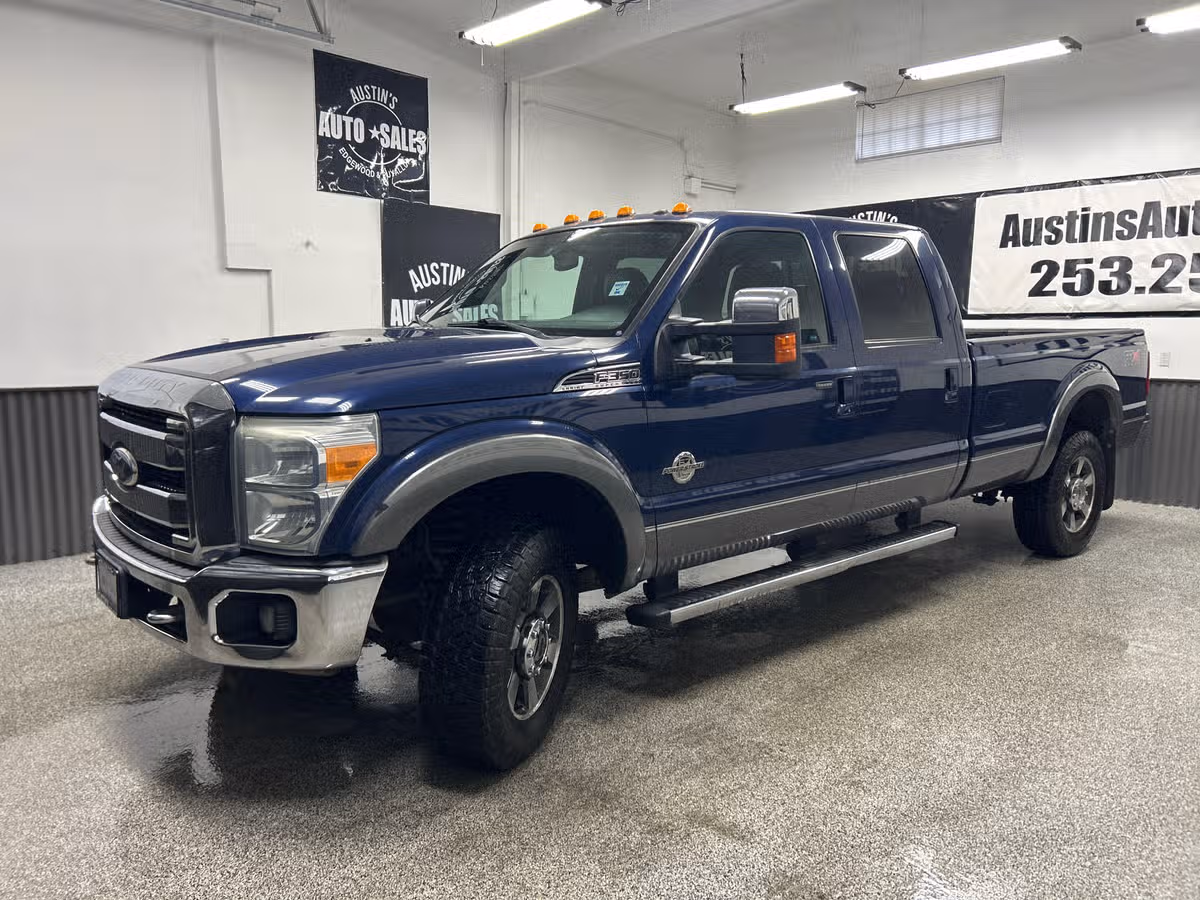 2011 Ford F-350 Super Duty Lariat Crew Cab Image 3
