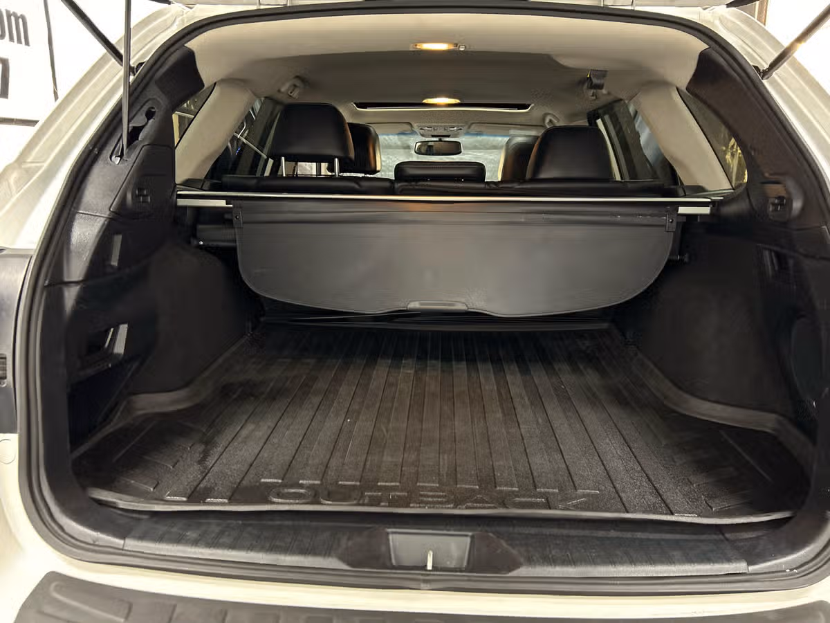 2017 Subaru Outback 3.6R Limited Crossover Image 12