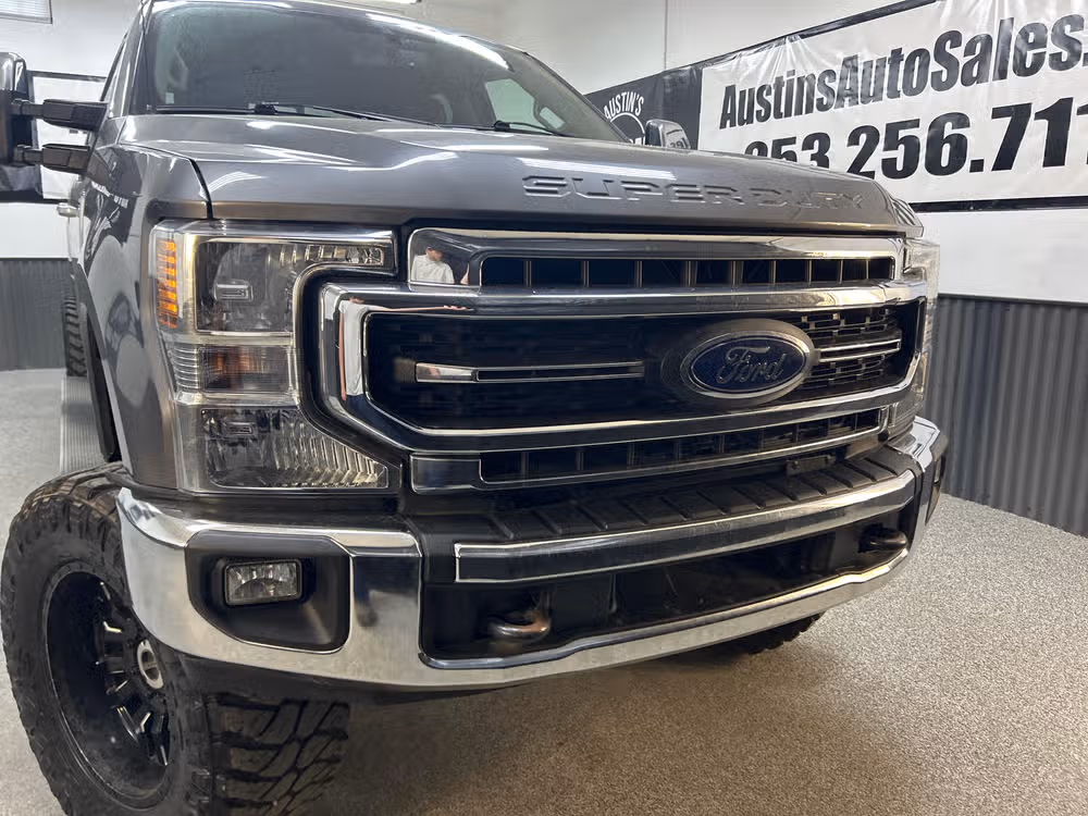 2021 Ford F-350 Super Duty Lariat Crew Cab Image 2