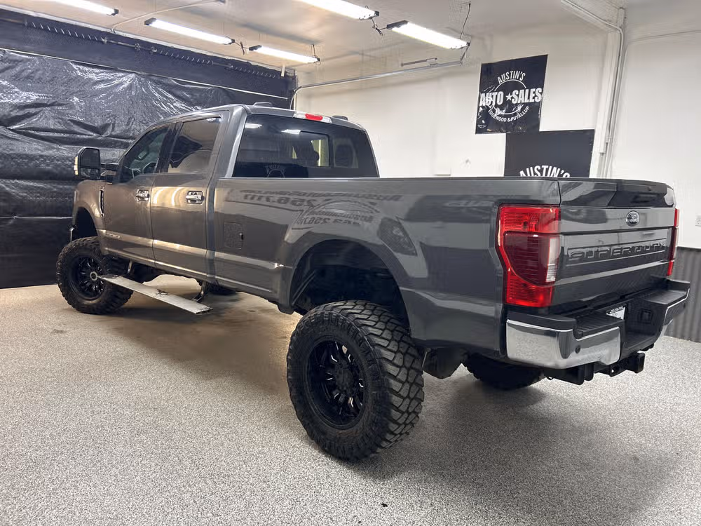 2021 Ford F-350 Super Duty Lariat Crew Cab Image 4
