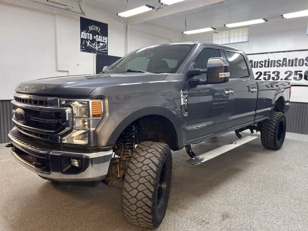 2021 Ford F-350 Super Duty Lariat Crew Cab Image 3
