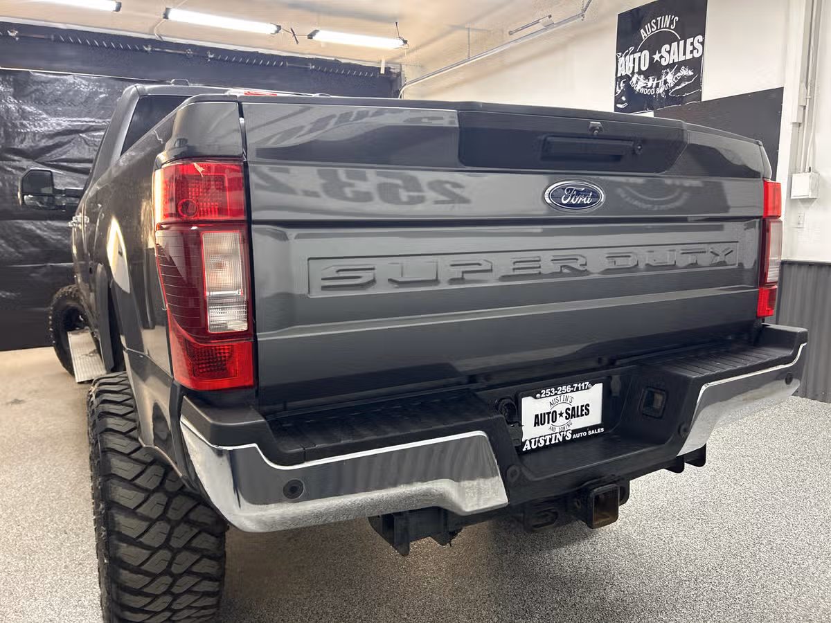 2021 Ford F-350 Super Duty Lariat Crew Cab Image 5