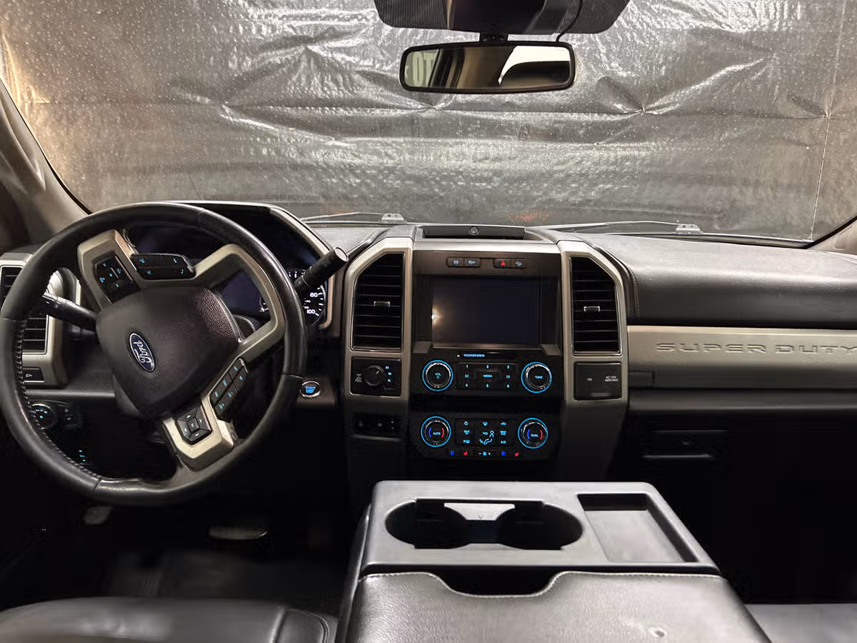 2021 Ford F-350 Super Duty Lariat Crew Cab Image 11