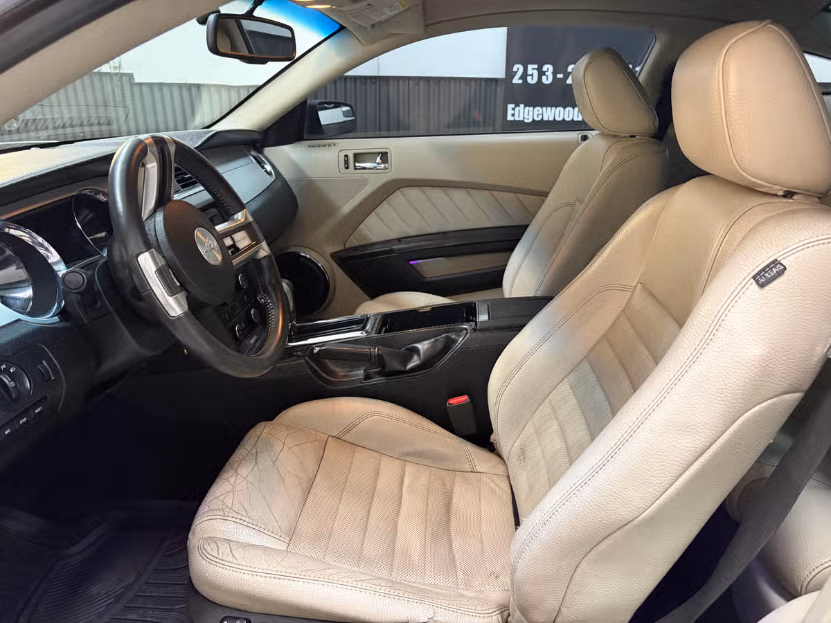 2011 Ford Mustang V6 Premium Image 16
