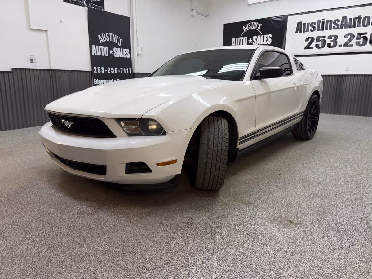 2011 Ford Mustang V6 Premium Image 6