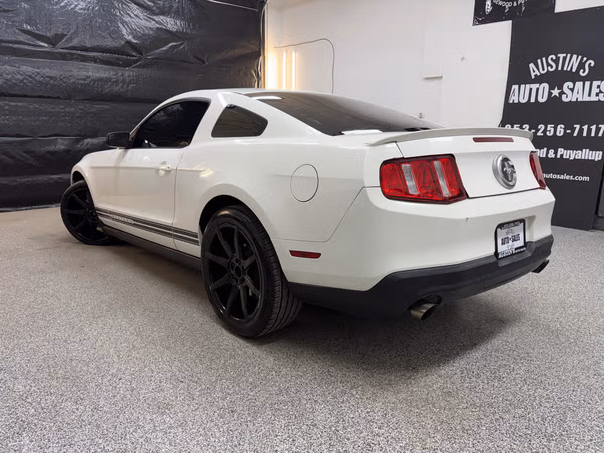 2011 Ford Mustang V6 Premium Image 8