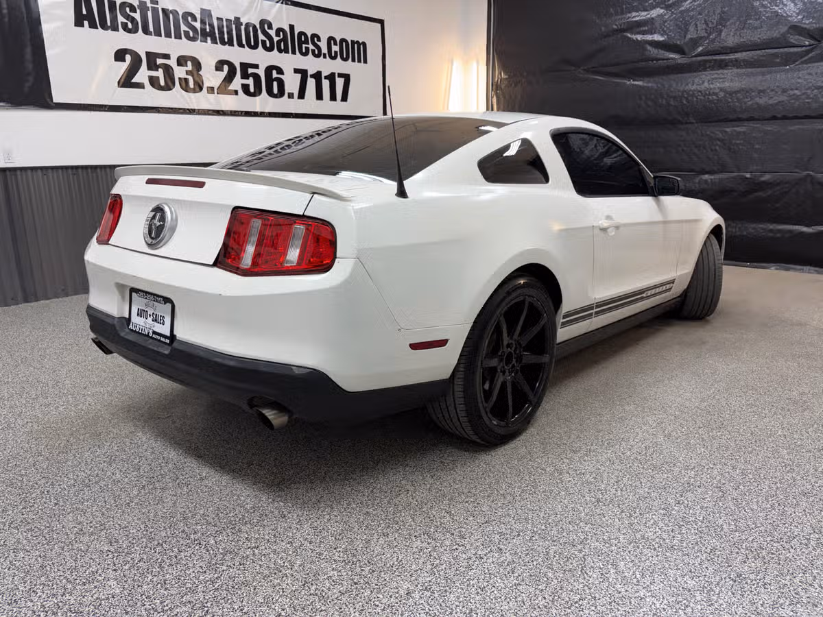 2011 Ford Mustang V6 Premium Image 3
