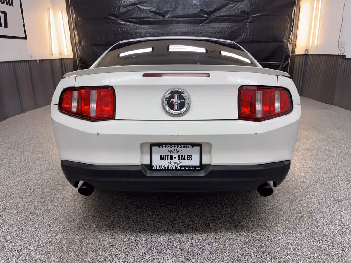 2011 Ford Mustang V6 Premium Image 4