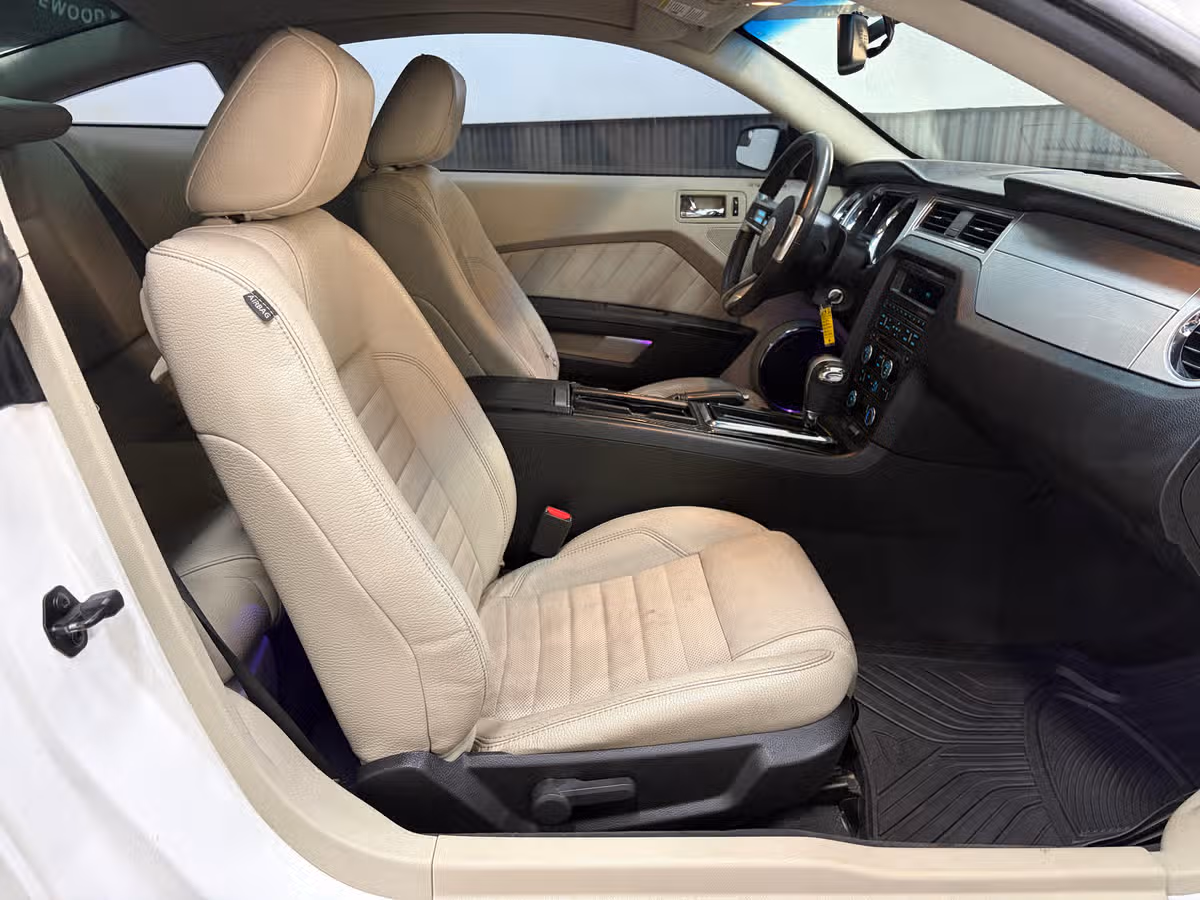 2011 Ford Mustang V6 Premium Image 19